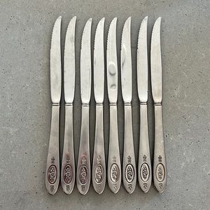 Eight steak knives Oneida deluxe stainless